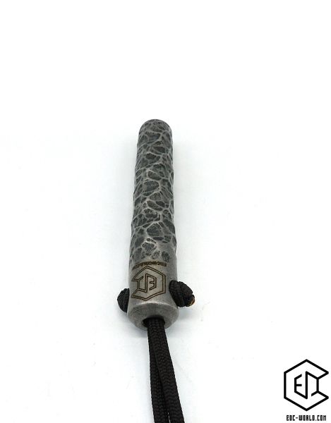 Handgeschmiedeter Kubotan HC-22-2 Unikat (Custom Made) von vorne auf weißem Hintergrund. Seriennummer SN sichtbar, Totenkopf-Gravur, schwarzer Paracord-Fangriemen, 3 Bohrungen. GPSR: Chargennummer/Hersteller SN für Rückverfolgbarkeit. Nur als Grifffestige